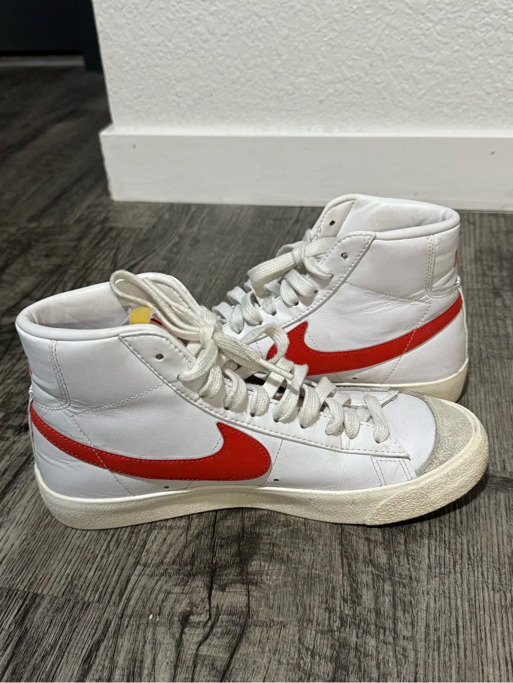 Nike women’s Blazer Mid ’77 Vintage Habanero red